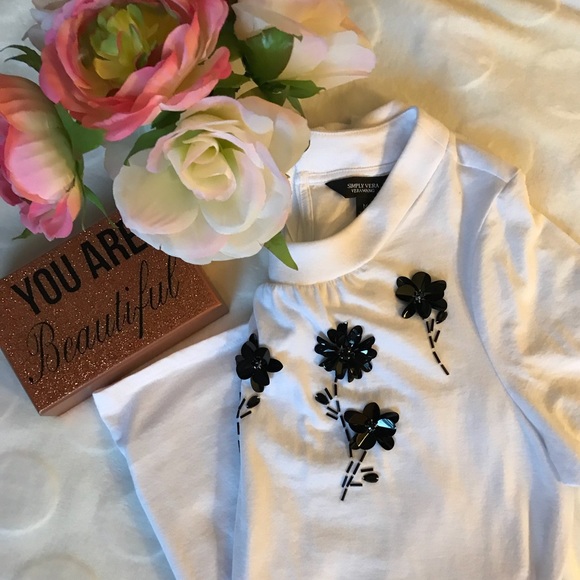 Simply Vera Vera Wang Tops - NWOT Short sleeve cotton embellished T-shirt